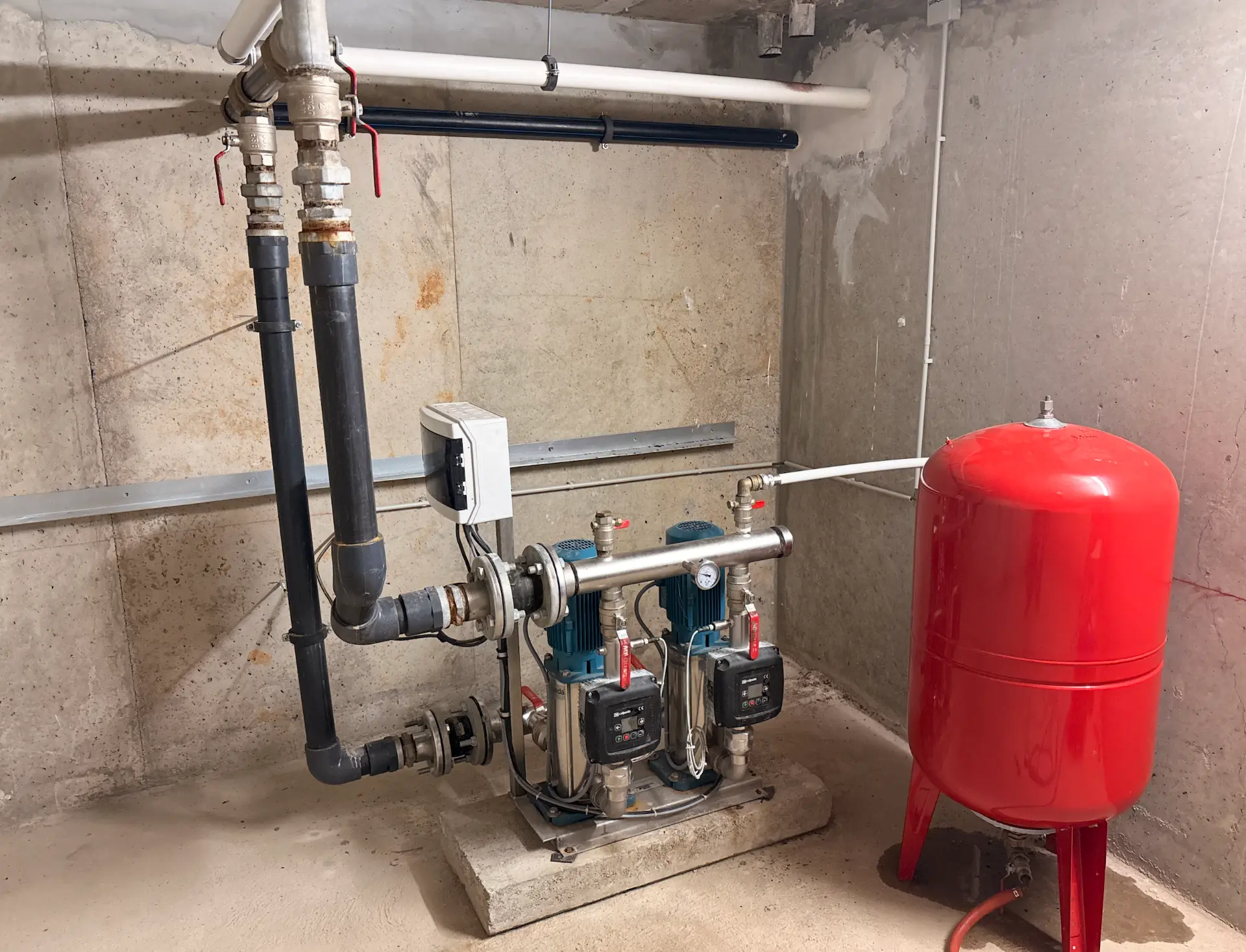 Surpresseur installé dans le local technique d’une copropriété