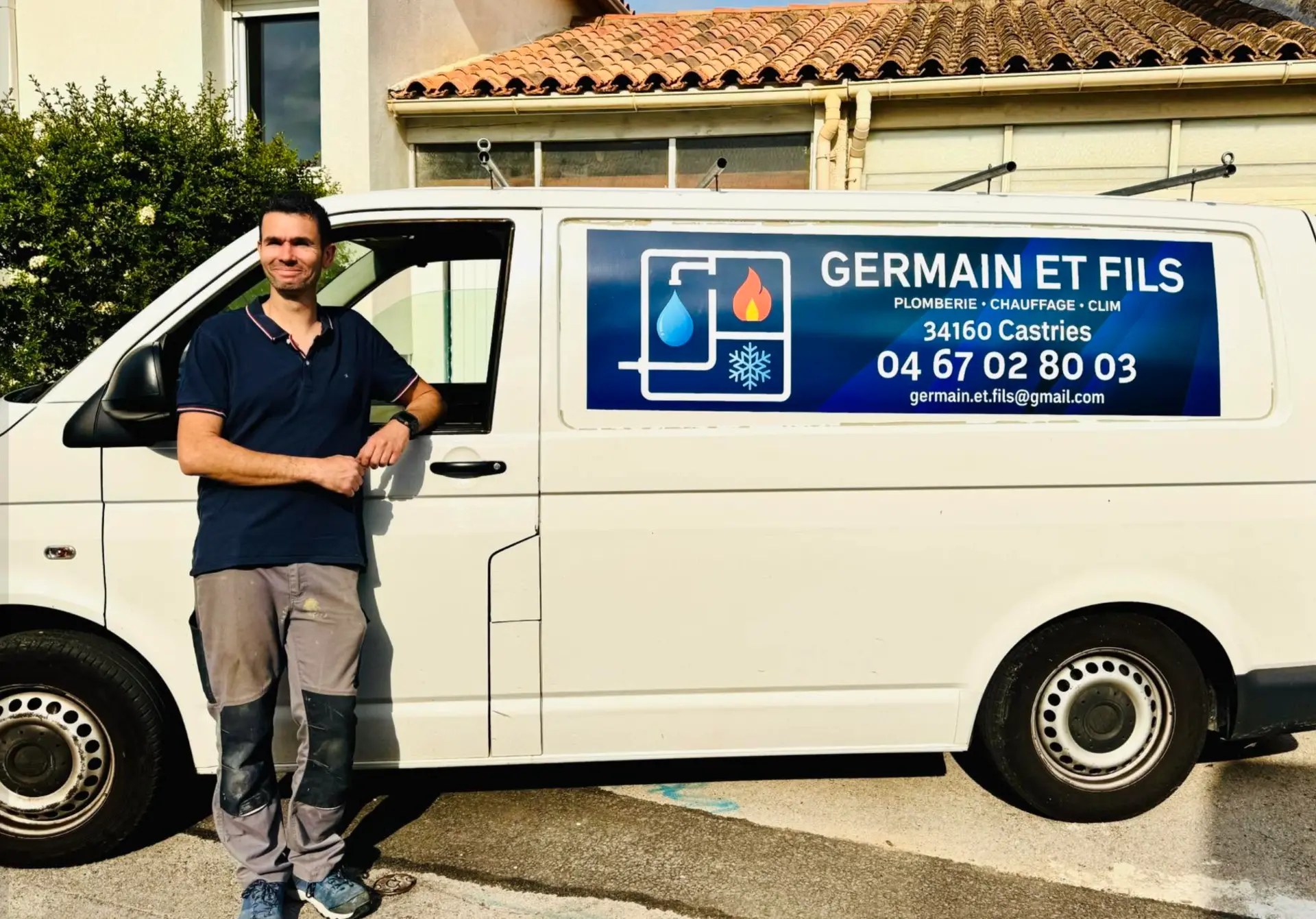 Plombier chauffagiste de Germain & Fils devant son fourgon à Castries